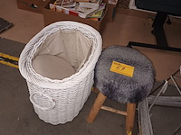 Lot 67 - mand, kruk en piramide - afbeelding 3 van  3