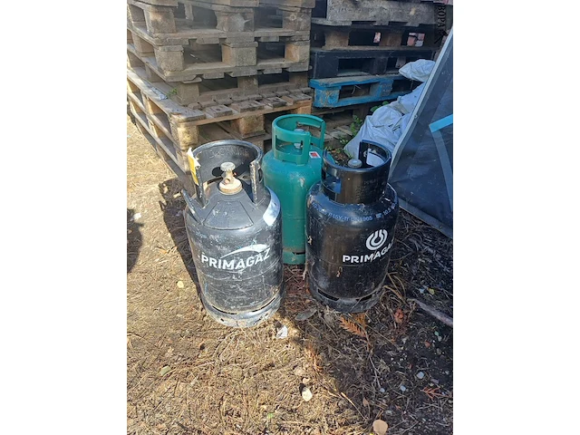Lot 67 - primagaz gasflessen - 3 stuks - afbeelding 2 van  2