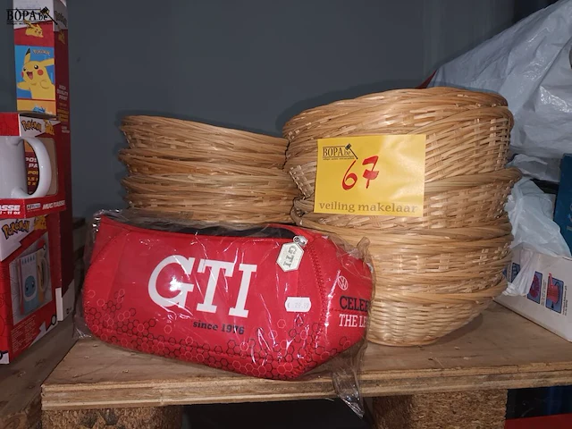 Lot 67 - rieten mandjes en vw tasje - afbeelding 1 van  4