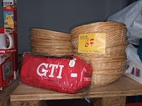 Lot 67 - rieten mandjes en vw tasje - afbeelding 1 van  4