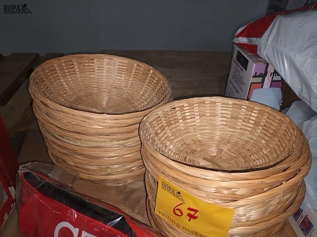 Lot 67 - rieten mandjes en vw tasje - afbeelding 2 van  4