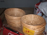 Lot 67 - rieten mandjes en vw tasje - afbeelding 2 van  4