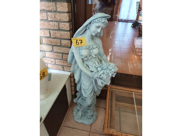 Lot 67 - tuinbeeld in gips - afbeelding 1 van  4