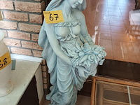 Lot 67 - tuinbeeld in gips - afbeelding 1 van  4