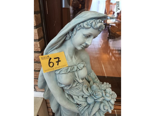 Lot 67 - tuinbeeld in gips - afbeelding 2 van  4