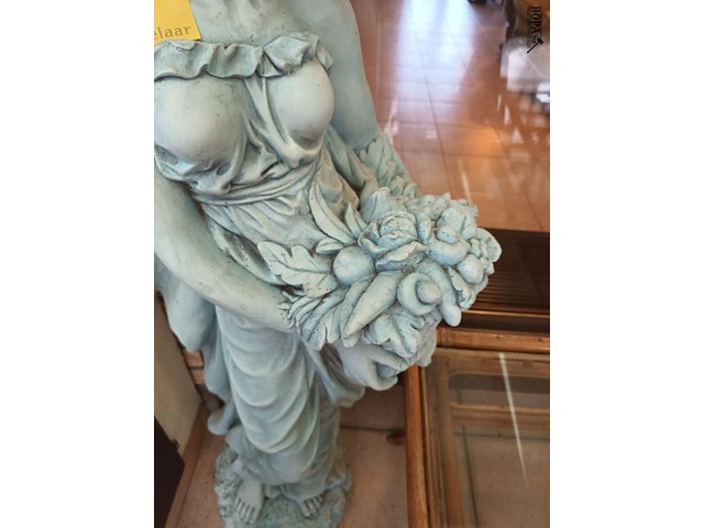 Lot 67 - tuinbeeld in gips - afbeelding 3 van  4