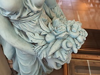 Lot 67 - tuinbeeld in gips - afbeelding 3 van  4