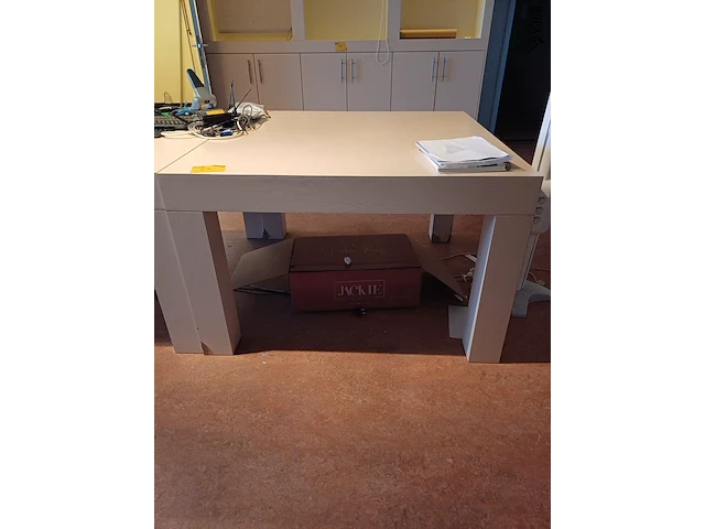 Lot 67 - vierkante tafel - afbeelding 1 van  2