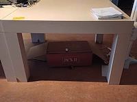 Lot 67 - vierkante tafel - afbeelding 1 van  2