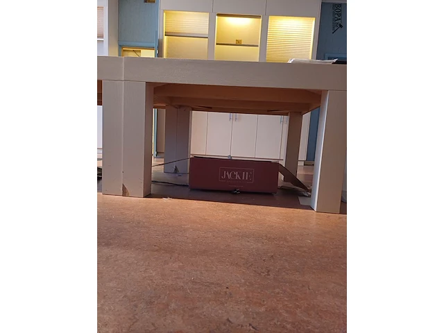 Lot 67 - vierkante tafel - afbeelding 2 van  2