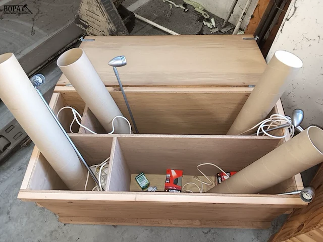 Lot 670 - houten kist met inhoud. 3 stuks - afbeelding 1 van  7