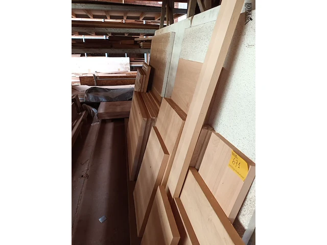 Lot 671 - lot houten panelen en balken - afbeelding 1 van  5