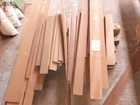 Lot 671 - lot houten panelen en balken - afbeelding 3 van  5