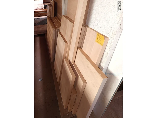 Lot 671 - lot houten panelen en balken - afbeelding 5 van  5