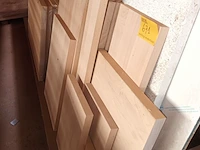Lot 671 - lot houten panelen en balken - afbeelding 5 van  5
