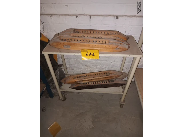 Lot 671 - roltafeltje met schietspoelen - afbeelding 1 van  2