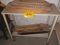 Lot 671 - roltafeltje met schietspoelen - afbeelding 1 van  2