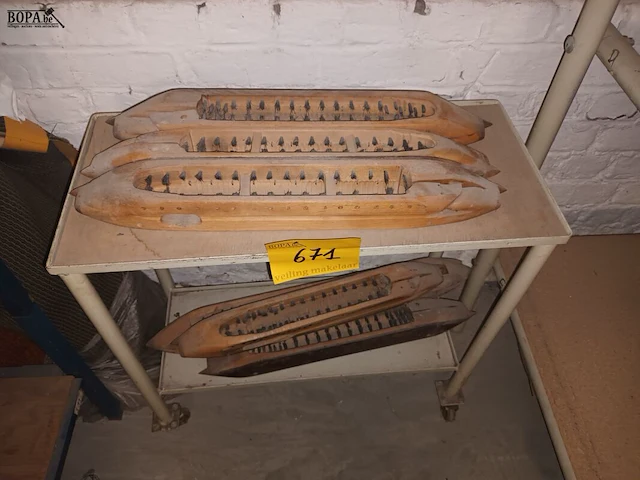 Lot 671 - roltafeltje met schietspoelen - afbeelding 2 van  2