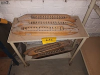Lot 671 - roltafeltje met schietspoelen - afbeelding 2 van  2