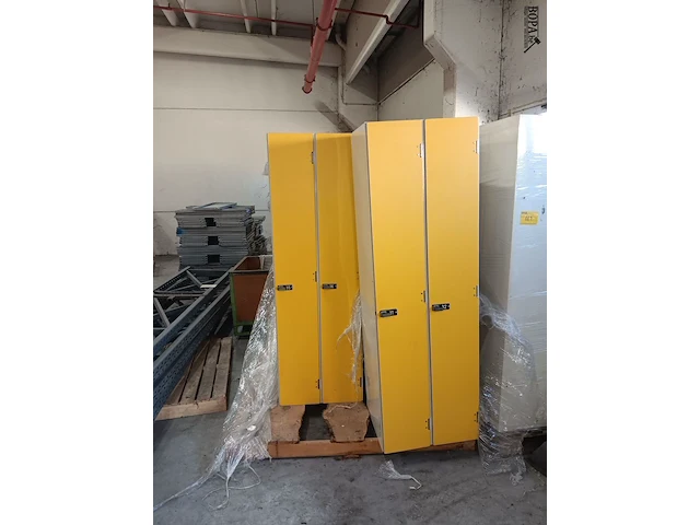 Lot 673 - locker kast. 4 stuks - afbeelding 1 van  3