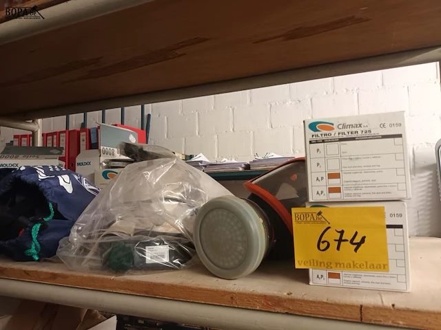 Lot 674 - gasmaskers en filters - afbeelding 1 van  5