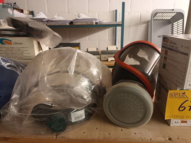Lot 674 - gasmaskers en filters - afbeelding 2 van  5