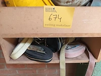 Lot 674 - spanbanden en helmen - afbeelding 3 van  3