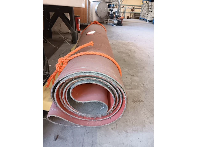 Lot 677 - rol rubbertapijt - afbeelding 1 van  2