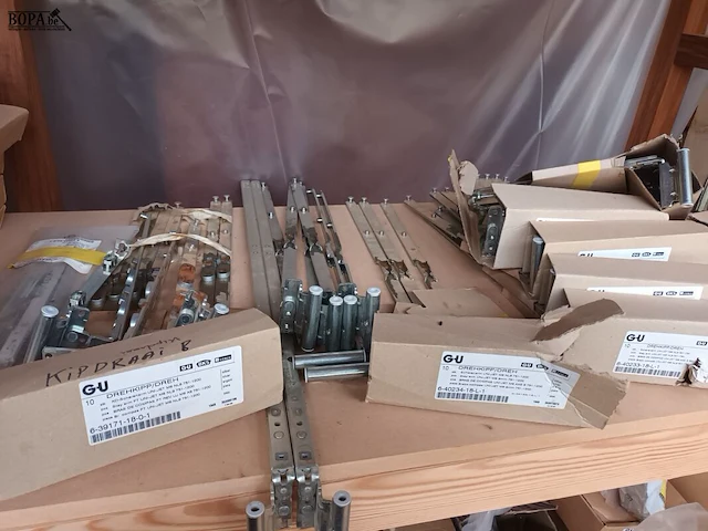 Lot 677 - scherenarmen en raambeslag - afbeelding 2 van  5