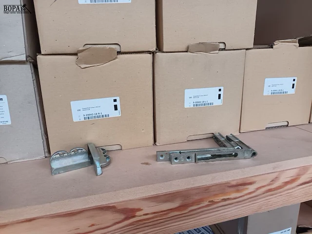 Lot 677 - scherenarmen en raambeslag - afbeelding 4 van  5