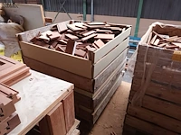Lot 679 - houten bak met inhoud. 3 stuks - afbeelding 3 van  4