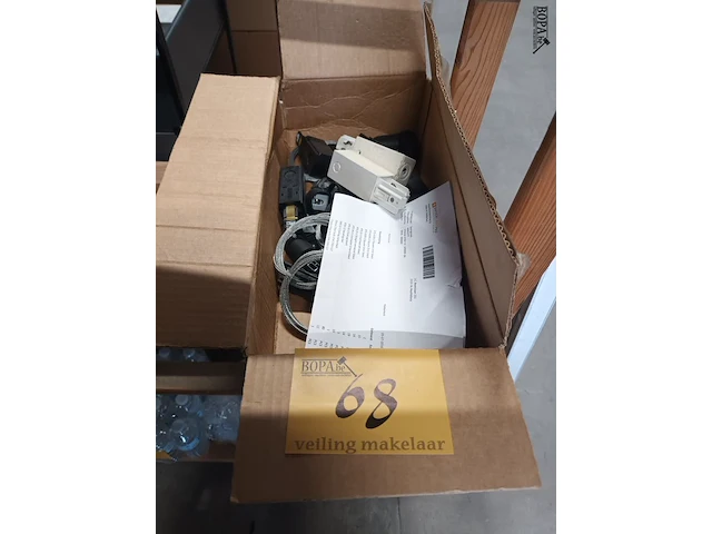 Lot 68 - connectoren en rails voor verlichting - afbeelding 1 van  4