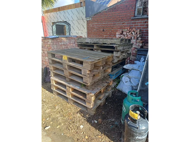 Lot 68 - houten paletten - afbeelding 1 van  4