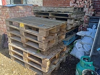 Lot 68 - houten paletten - afbeelding 1 van  4