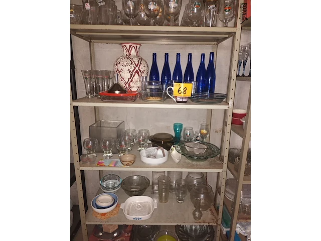 Lot 68 - huisraad. inhoud rek - afbeelding 1 van  5