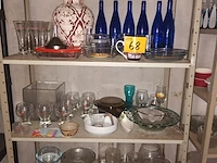 Lot 68 - huisraad. inhoud rek - afbeelding 1 van  5