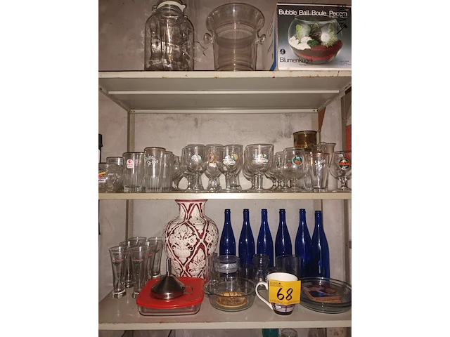 Lot 68 - huisraad. inhoud rek - afbeelding 2 van  5