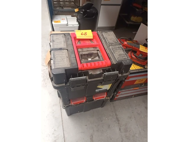 Lot 68 - materiaalkar - afbeelding 1 van  4