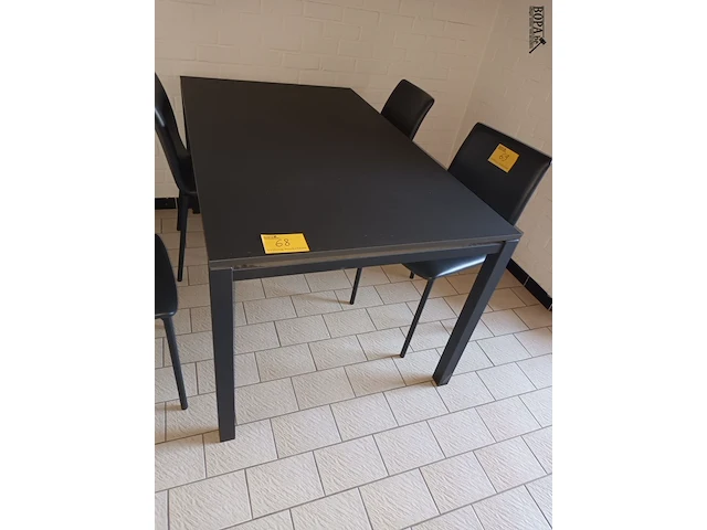 Lot 68 - metalen keukentafel - afbeelding 1 van  3