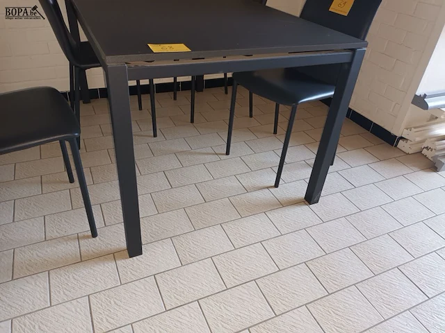 Lot 68 - metalen keukentafel - afbeelding 2 van  3
