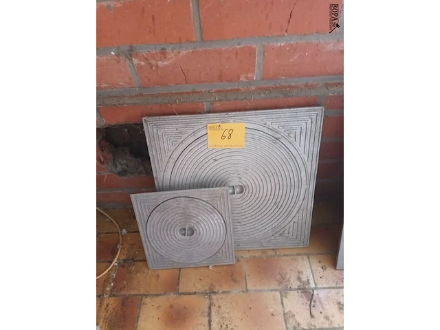 Lot 68 - metalen putdeksels. 2 stuks - afbeelding 1 van  2