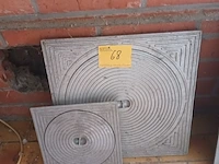 Lot 68 - metalen putdeksels. 2 stuks - afbeelding 1 van  2
