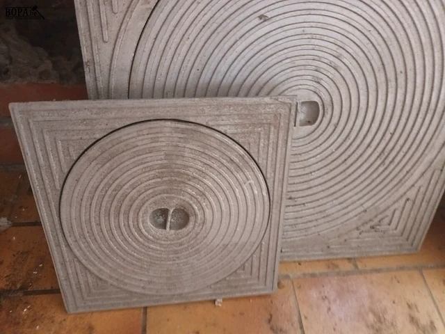 Lot 68 - metalen putdeksels. 2 stuks - afbeelding 2 van  2