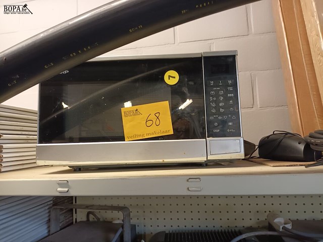Lot 68 - microgolfoven sharp - afbeelding 1 van  2