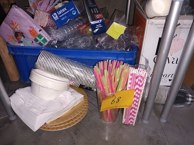 Lot 68 - party gerei - afbeelding 1 van  4