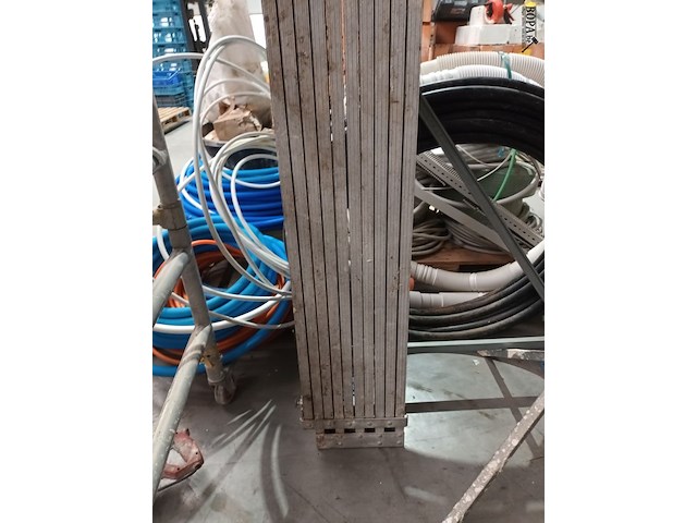 Lot 68 - uitschuifbare loopplank - afbeelding 2 van  3