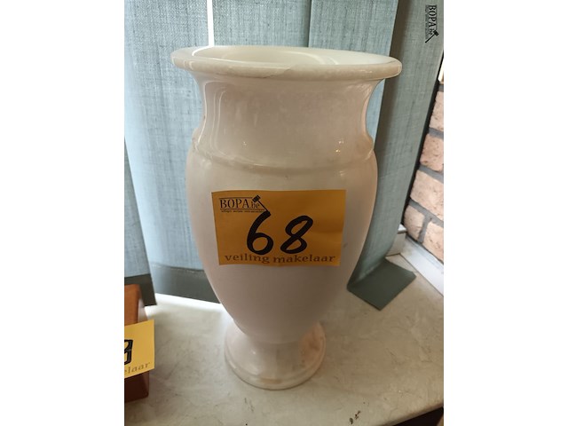 Lot 68 - vaas in albast - afbeelding 1 van  3