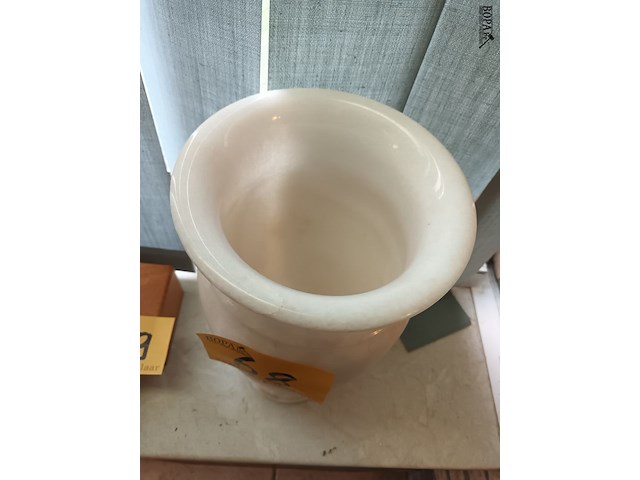 Lot 68 - vaas in albast - afbeelding 2 van  3