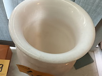 Lot 68 - vaas in albast - afbeelding 2 van  3