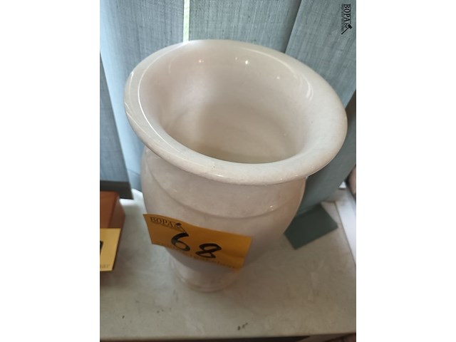 Lot 68 - vaas in albast - afbeelding 3 van  3